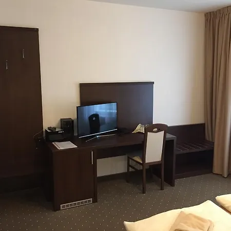 Garni Anne-mary Piest'any