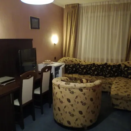 Garni Anne-mary Piest'any